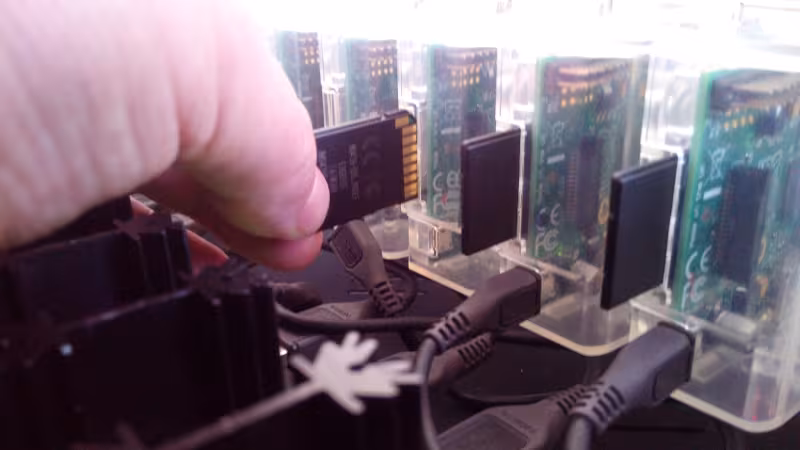Zapojit napájení, vložit kartu a nové Raspberry Pi jede